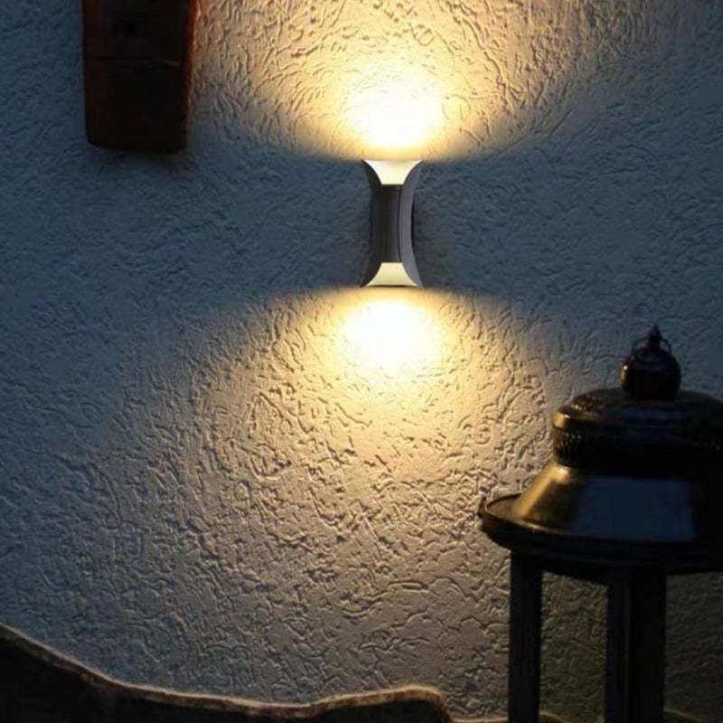 Elegante LED-Wandlampe LumiEdge für den Außenbereich; variable Helligkeit; moderne Gartenbeleuchtung.