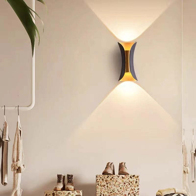 Stilvolle LumiEdge LED-Wandlampe; IP65 Schutz; langlebige Außenbeleuchtung für moderne Häuser.