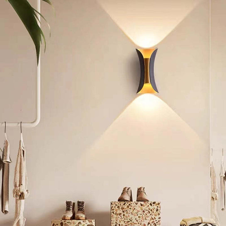 Stilvolle LumiEdge LED-Wandlampe; IP65 Schutz; langlebige Außenbeleuchtung für moderne Häuser.