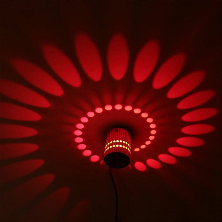 Stilvolle LumoSpiral LED-Spirallampe, moderne Wandleuchte. Schafft warmes, dekoratives Stimmungslicht.