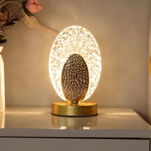Moderne Luxus Pfauen-Tischlampe mit LED-Beleuchtung. Elegante Dekorationslampe für Wohnzimmer.