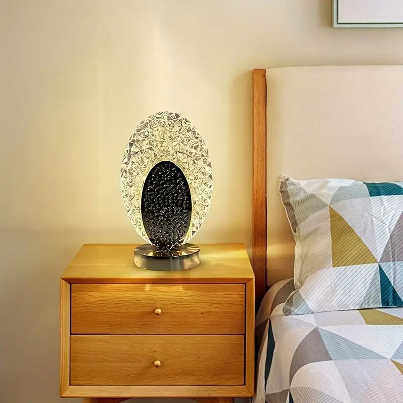 Luxuriöse LED-Tischlampe mit kunstvollem Pfauen-Design. Kabellose Dekorationslampe für elegantes Stimmungslicht.