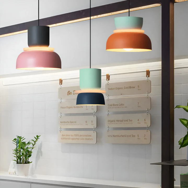 Runde Macaron LED Lampe in leuchtendem Gelb, moderne Deckenleuchte für ein freundliches Ambiente.
