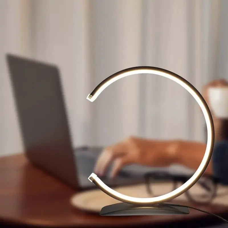 Moderne, minimalistische LED Schreibtischlampe mit Touch-Steuerung. Stufenlos dimmbar für Arbeitsplatz oder Ambiente.