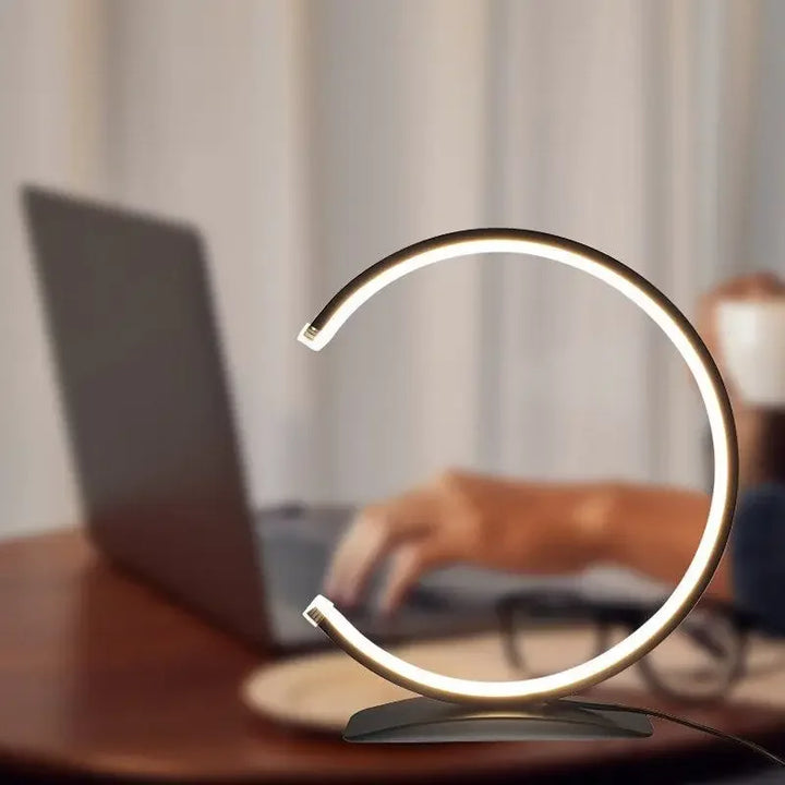 Moderne, minimalistische LED Schreibtischlampe mit Touch-Steuerung. Stufenlos dimmbar für Arbeitsplatz oder Ambiente.