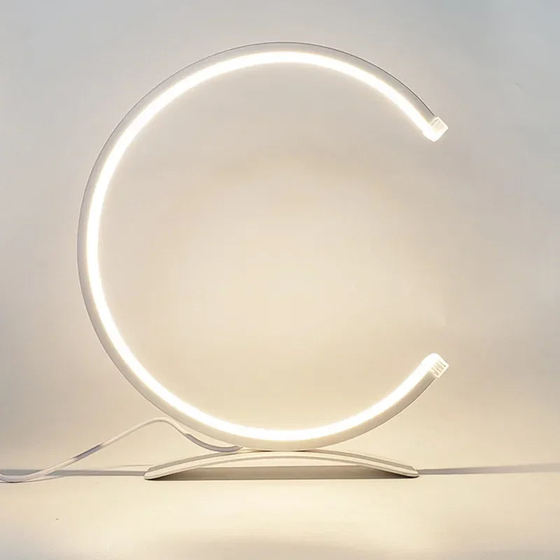 Elegante LED Arbeitslampe, minimalistisch und stufenlos dimmbar per Touch. Perfekte Leselampe für modernes Interieur.