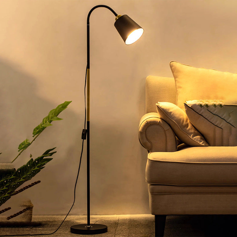 Moderne minimalistische Stehlampe mit rundem PVC-Schirm für stilvolle Wohnzimmer-Akzentbeleuchtung.