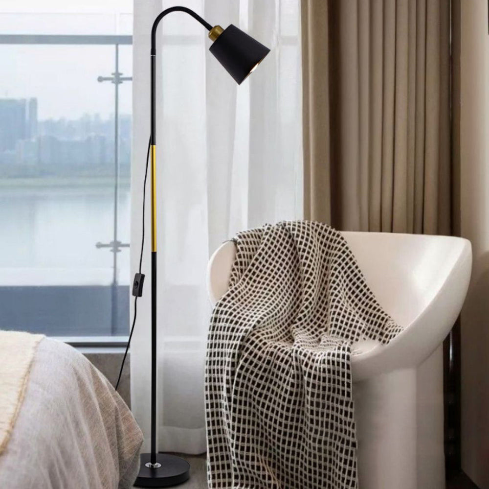 Elegante, minimalistische Bodenleuchte mit weißem PVC-Schirm, ideal als Lese- oder Schlafzimmerlampe.