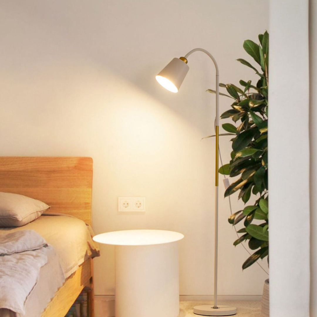 Moderne Stehlampe mit rundem PVC-Schirm und E26-Fassung für warme Innenbeleuchtung in jedem Raum.