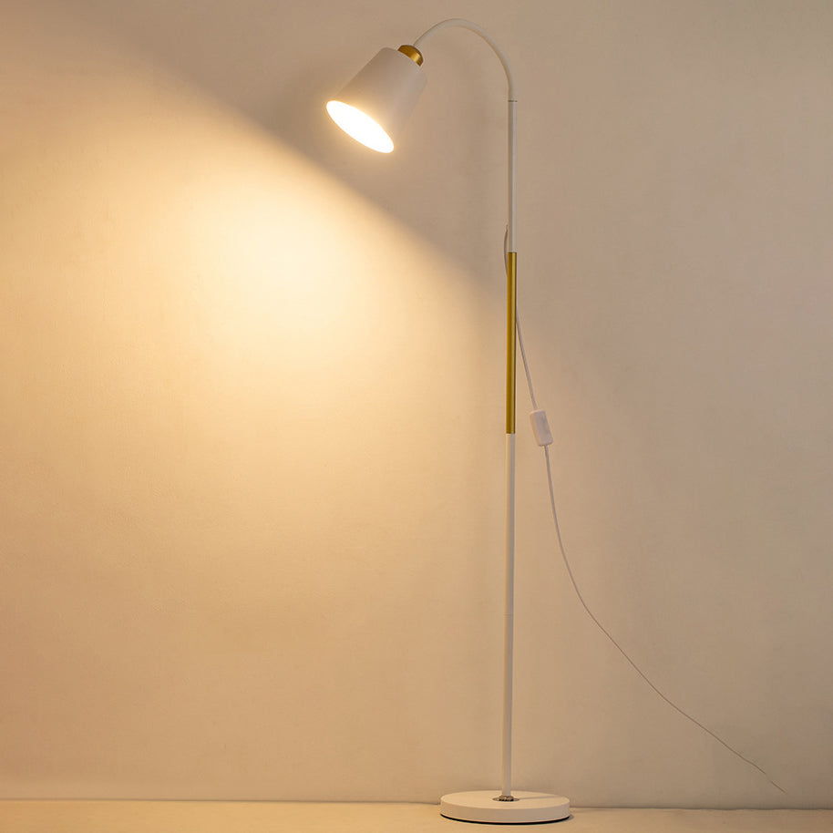 Zeitlose, minimalistische Stehlampe, perfekt für modernes Wohnzimmer oder Schlafzimmer, sanftes Licht.