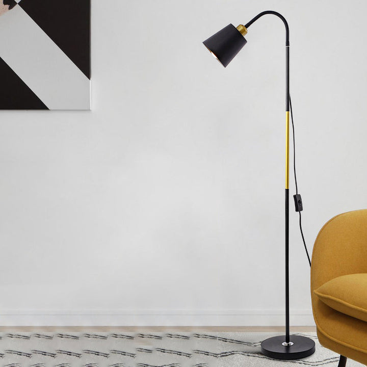 Minimalistische Bodenleuchte mit rundem PVC-Schirm. Moderne Akzentbeleuchtung für Ihr Zuhause.