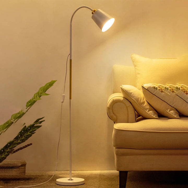 Schlanke Stehlampe mit weißem PVC-Schirm. Ideal für moderne Innenbeleuchtung, passt in viele Stile.