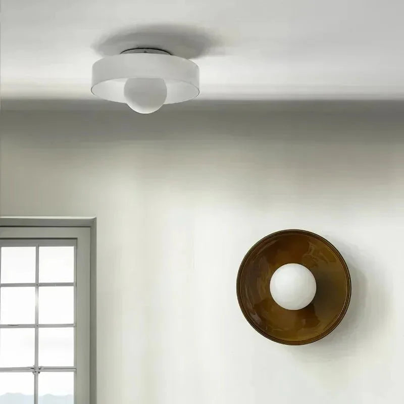Skandinavische Glas Deckenlampe, minimalistisches Design, perfekt für moderne Innenbeleuchtung.