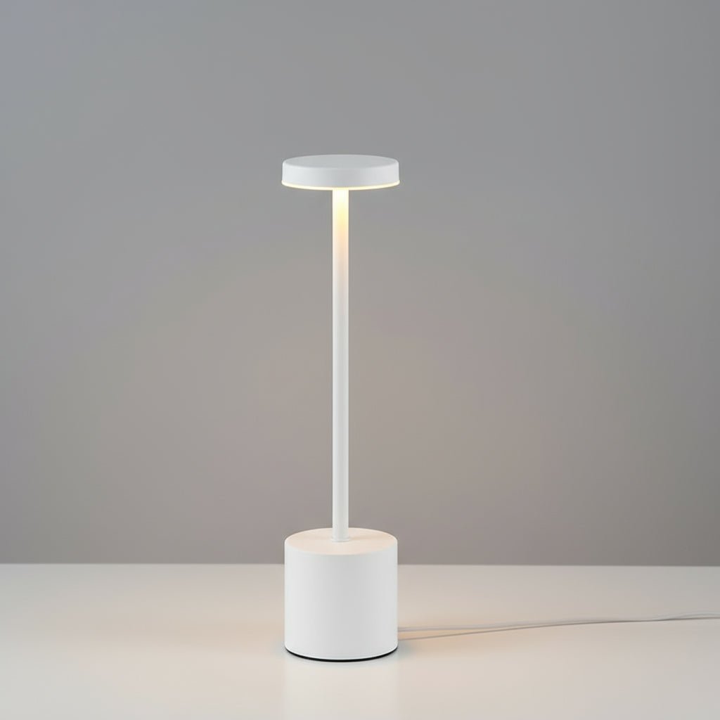 Stilvolle Tischlampe, nordisches Design, mit Stoffschirm und Metallfuß für wohnliche Beleuchtung.