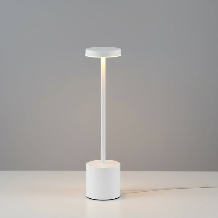Stilvolle Tischlampe, nordisches Design, mit Stoffschirm und Metallfuß für wohnliche Beleuchtung.
