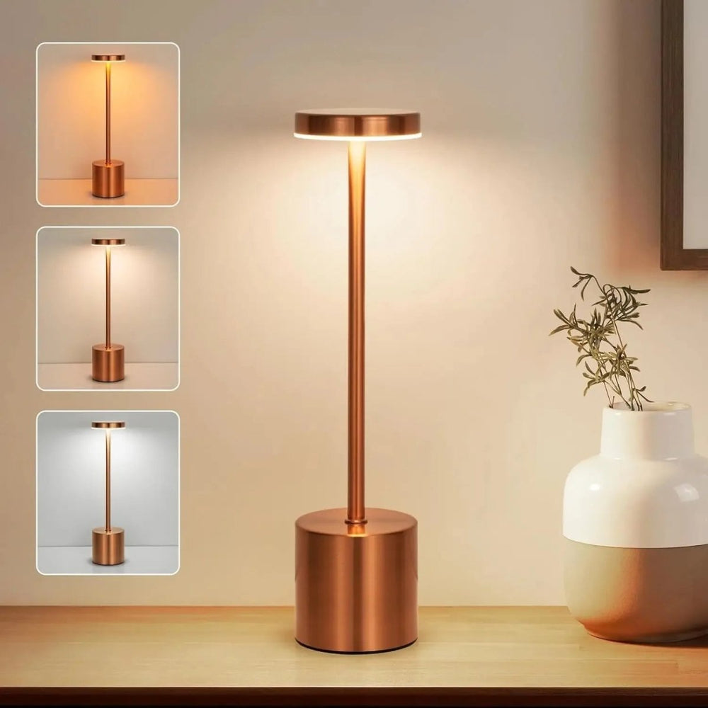 Skandinavische Tischlampe aus Metall mit hellem Stoffschirm, ideal als Schlafzimmerlampe.