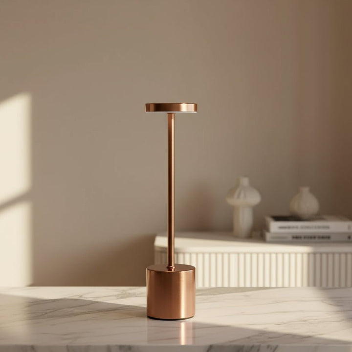 LED Tischlampe, modern & nordisch, spendet gemütliche Beleuchtung im Wohnzimmer.