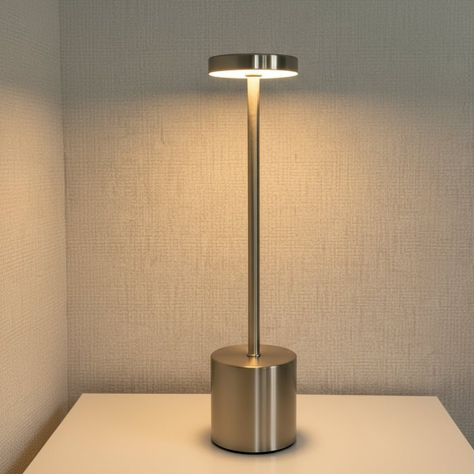 Elegante skandinavische Tischlampe mit runder Metallbasis und Stoffschirm für sanftes Licht.
