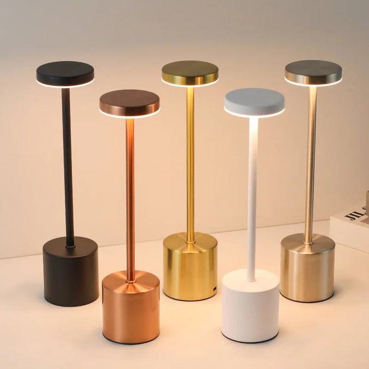Gemütliche LED Tischlampe im nordischen Stil, moderne Dekoration und Beleuchtung für Zuhause.