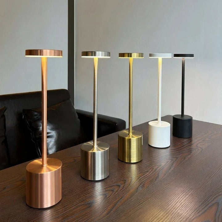 Moderne skandinavische Tischlampe mit LED, stilvolle Beleuchtung für Schlaf- & Wohnzimmer.