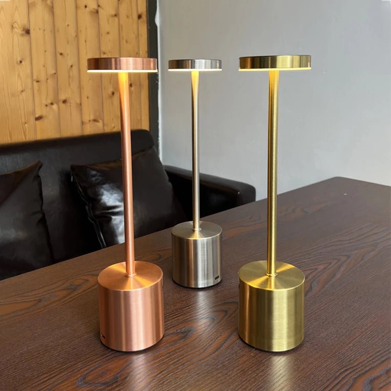 Nordische Tischlampe mit Stoffschirm, perfekt für gemütliches Ambiente und stilvolle Dekoration.