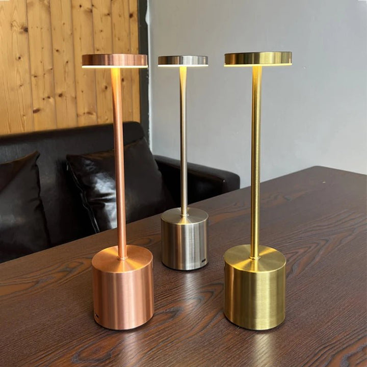 Nordische Tischlampe mit Stoffschirm, perfekt für gemütliches Ambiente und stilvolle Dekoration.