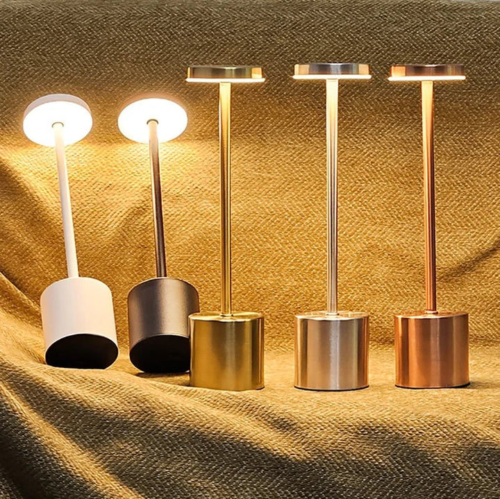 Schlichte nordisch-moderne Tischlampe mit Metallfuß & hellem Textilschirm für warmes Licht.