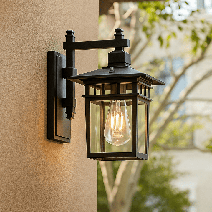 Verstellbare NOVAVEX Außenlampe für flexible Beleuchtung von Balkon, Terrasse & Eingangsbereich; LED-kompatibel.
