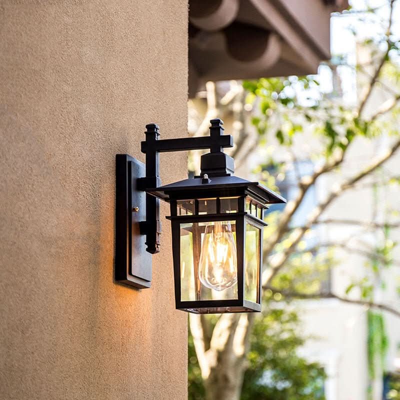 Zeitlose NOVAVEX Wandlampe, modern & funktional, mit IP44 Schutz für langlebige Außenbeleuchtung an Hauswänden.
