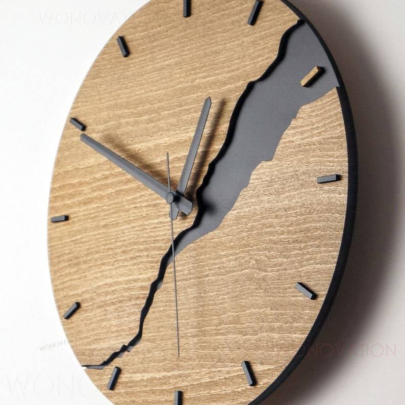Elegante Holz-Wanduhr im modernen Design für ein stilvolles Wohn- oder Schlafzimmer. Luxuriöse Wanddekoration.