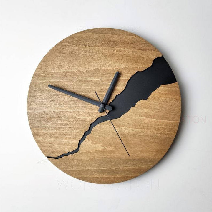 Luxuriöse Nuvoro Designuhr aus Holz. Eine moderne und zeitlose Wanduhr, ideal als stilvolle Wohnzimmerdekoration.