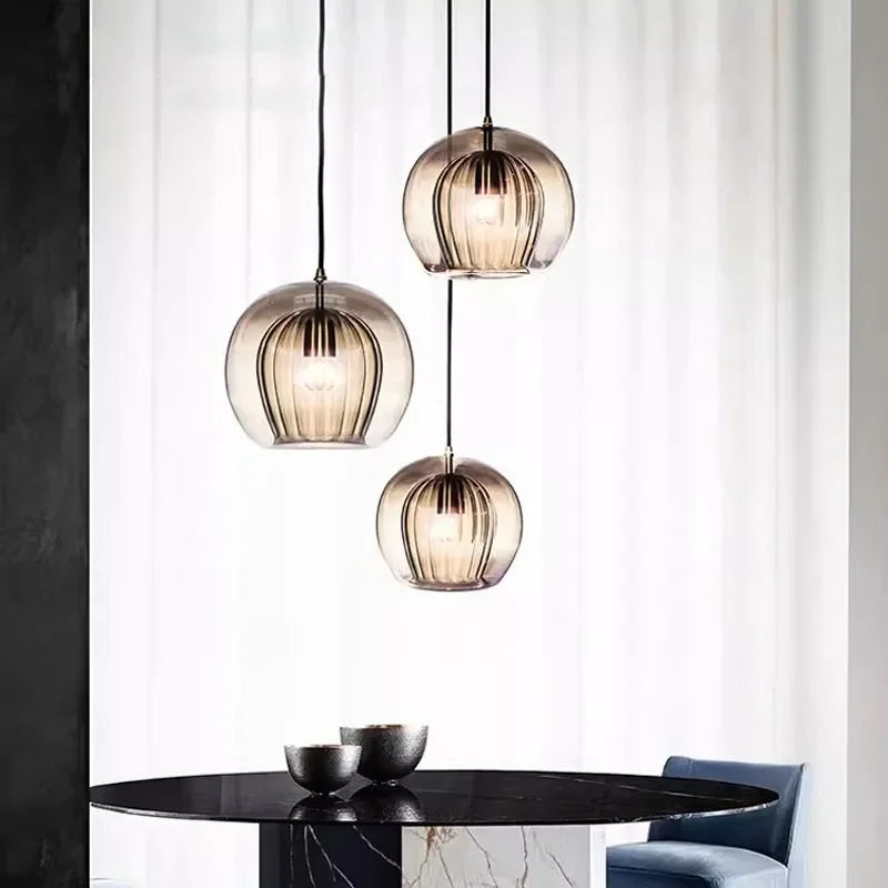 Moderne Pendelleuchte, elegant, für Wohn- & Esszimmer. Zeitgemäße LED-Hängeleuchte, stilvolle Innenbeleuchtung.