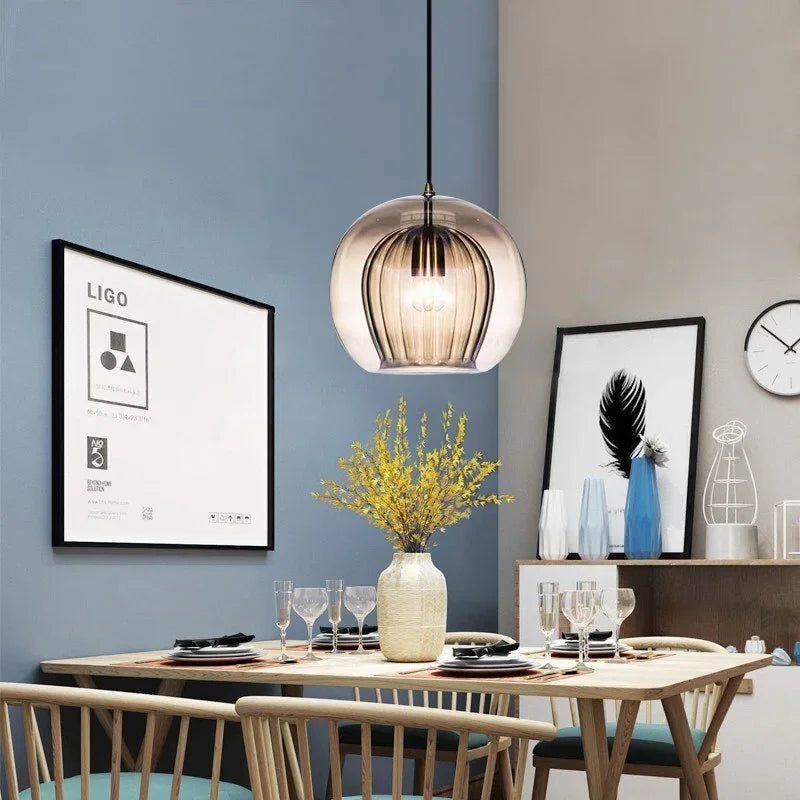 Design-Hängeleuchte in Eleganz. Moderne LED-Pendelleuchte, ideal als Wohnzimmer- oder Esszimmerlampe, schafft Ambiente.