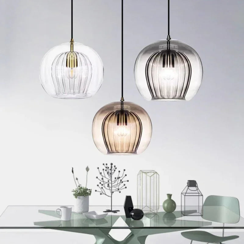 Zeitgemäße Design-Pendelleuchte, modern & dekorativ. Schafft elegante Ambiance als LED-Hängeleuchte für Wohn- & Esszimmer.