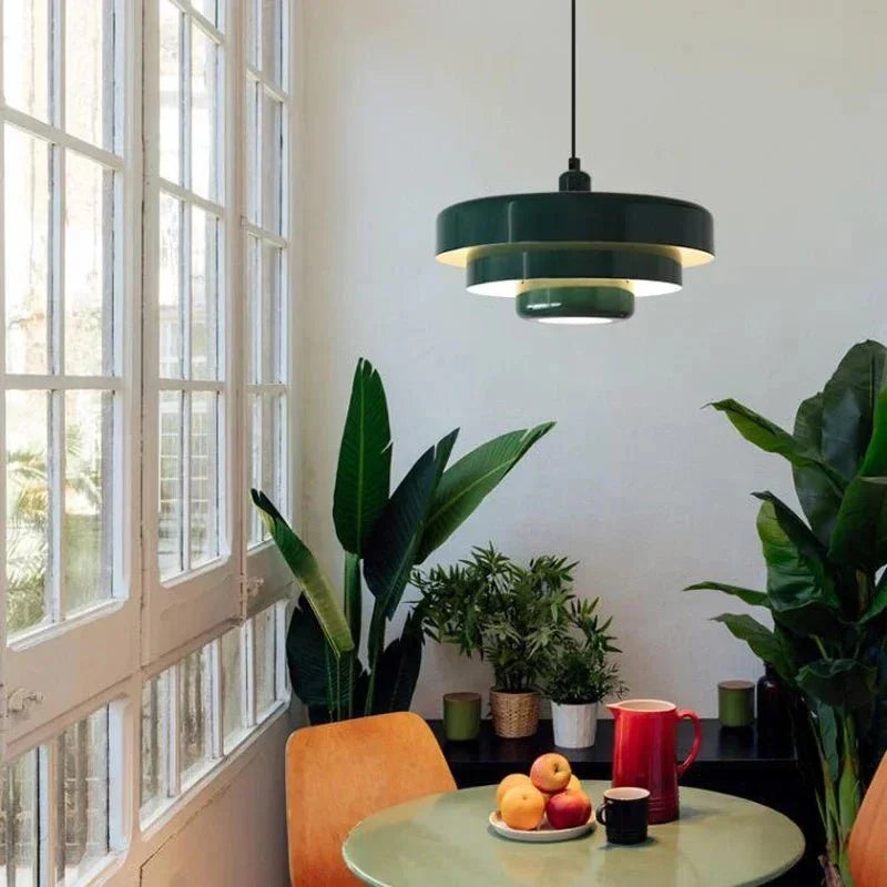 Stylische Macaron-Pendelleuchte; eine bunte Designlampe für stimmungsvolle Beleuchtung.