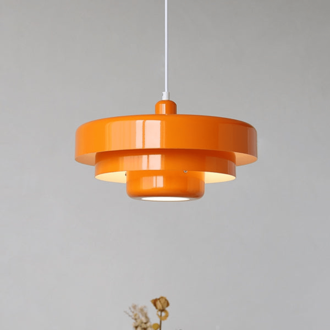 Moderne Esszimmerlampe: Pendelleuchte in fröhlichen Macaron-Farben.