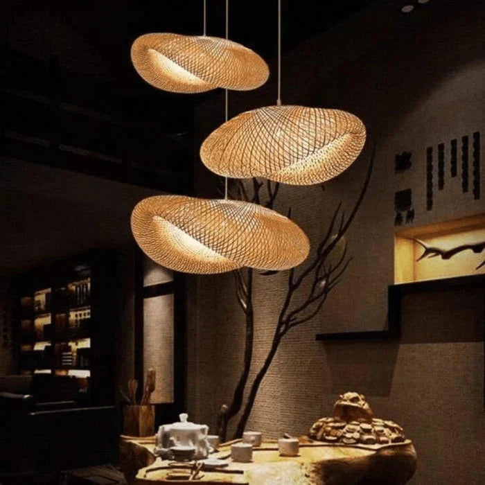 Handgefertigte Rattanlampe in Boho-Stil. Perfekte Pendelleuchte für Schlafzimmer.