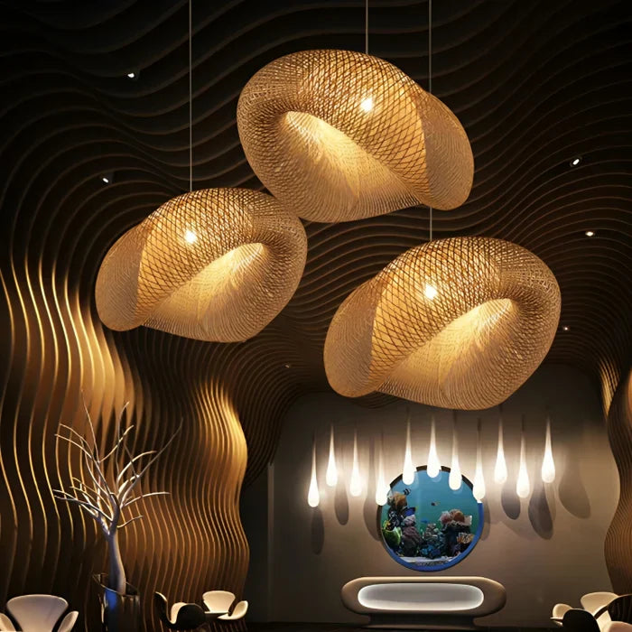 Elegante Rattan-Hängeleuchte. Minimalistische Deckenlampe, ideal für Schlafzimmer.
