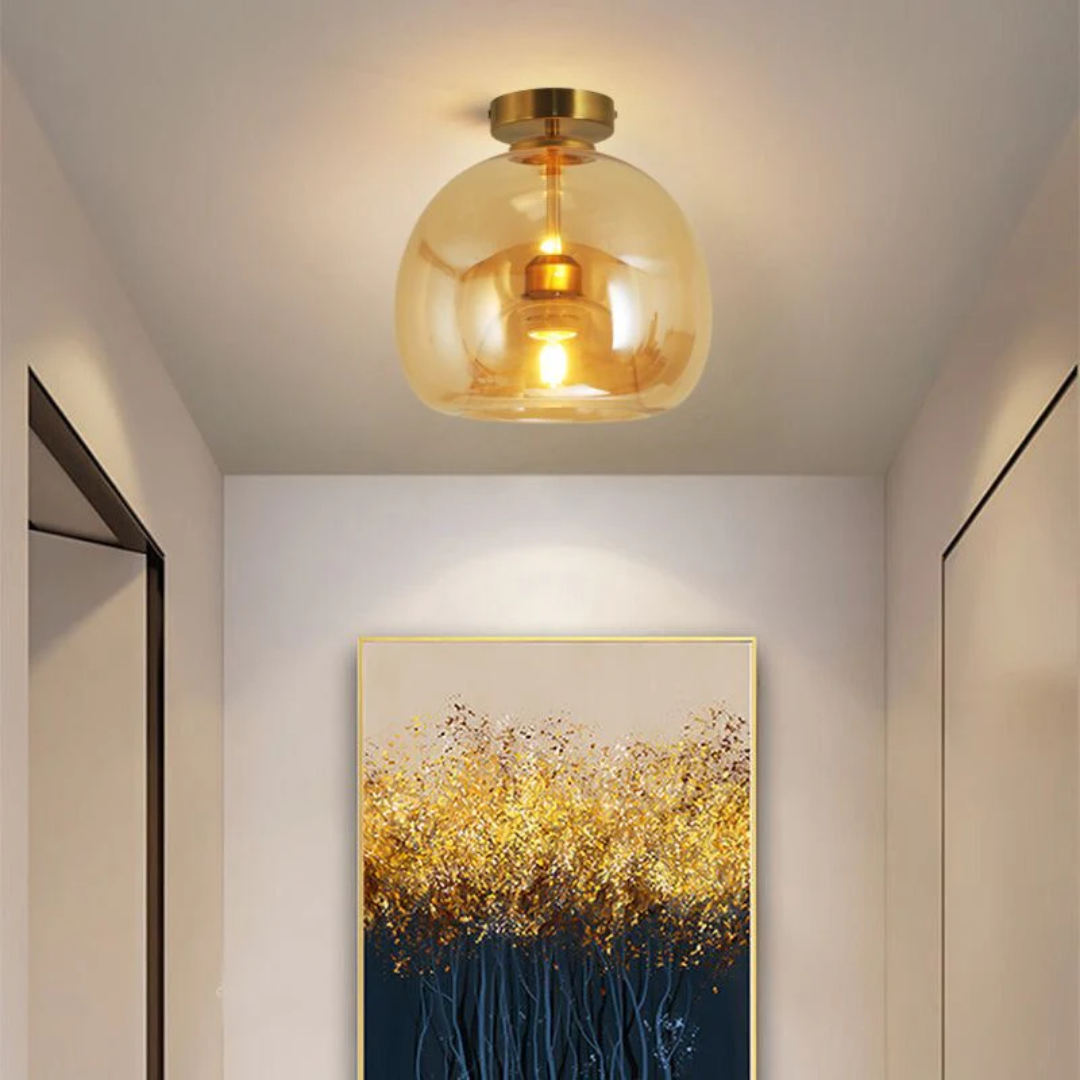 Stilvolle Aurelia LED-Deckenlampe in Gold, runde Form für eine luxuriöse Innenbeleuchtung im Wohnzimmer.
