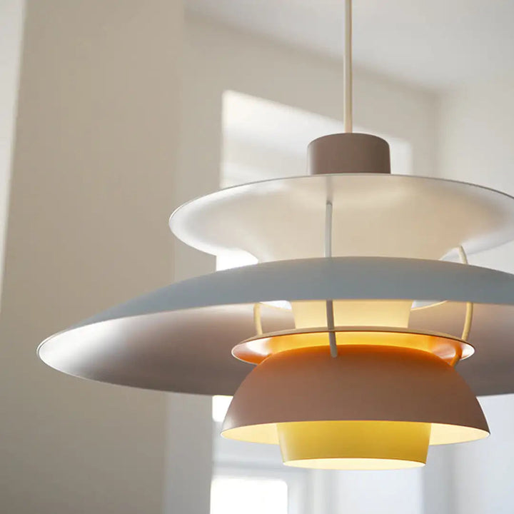 Energieeffiziente LED-Deckenlampe rund, dimmbar, erzeugt angenehmes warmweißes Licht im Raum.