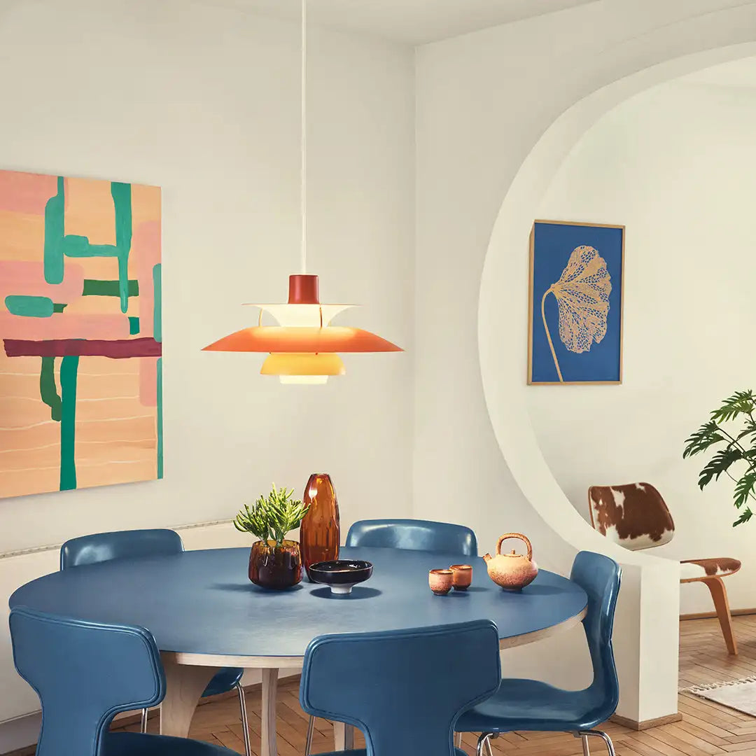 Elegante dimmbare LED Deckenlampe in runder Form, ideal für eine gemütliche Atmosphäre im Wohnzimmer.