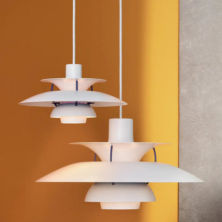 Stilvolle runde LED Deckenlampe, dimmbar, schafft warmweißes Licht im Wohn- oder Esszimmer.