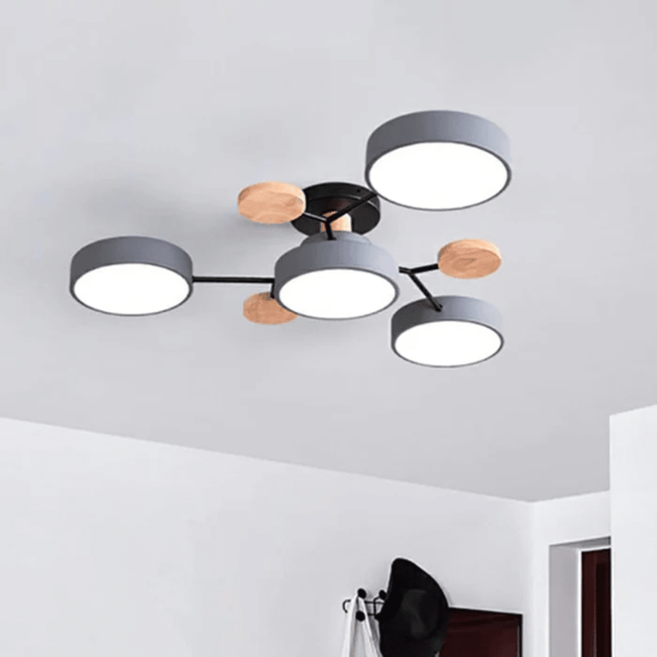 Verstellbare runde LED-Deckenleuchte; minimalistische Designlampe für modernes Interieur.