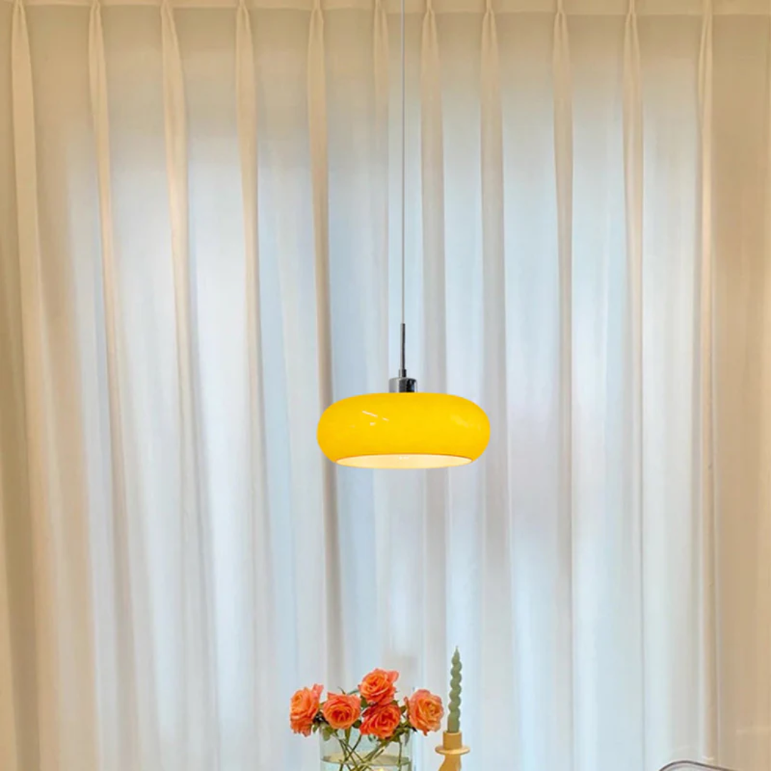 Stilvolle runde LED-Wohnzimmerlampe mit warmweißem Licht, moderne Deckenleuchte für gemütliches Ambiente.
