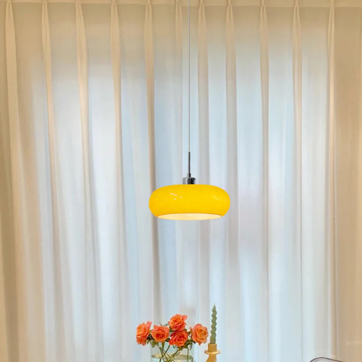 Stilvolle runde LED-Wohnzimmerlampe mit warmweißem Licht, moderne Deckenleuchte für gemütliches Ambiente.