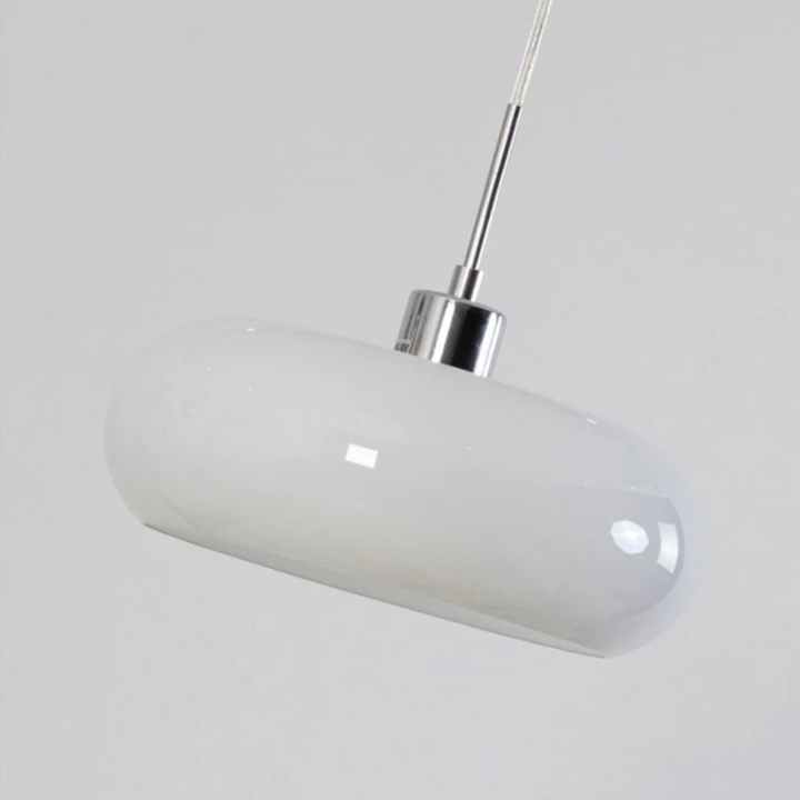 Runde LED-Designlampe E27 für Wohnzimmer, schafft ein warmweißes, modernes Lichtambiente.
