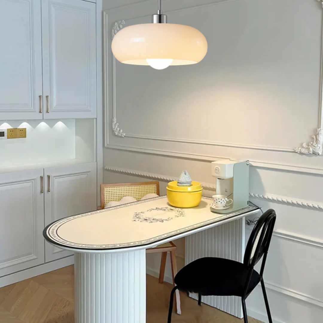 Schlichte, moderne runde LED-Hängelampe, perfekt für eine dezente und effektive Beleuchtung im Raum.