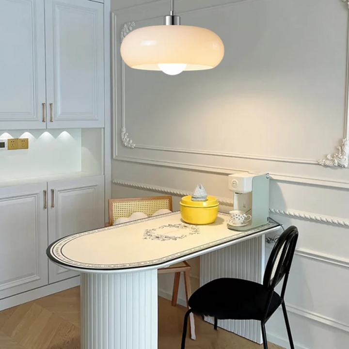 Schlichte, moderne runde LED-Hängelampe, perfekt für eine dezente und effektive Beleuchtung im Raum.