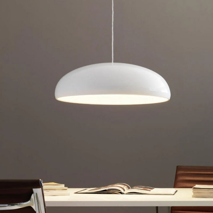Elegante runde LED Pendelleuchte Serena für ein modernes Wohnzimmer.