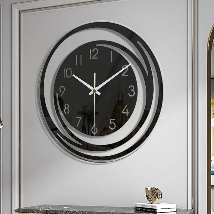 Stilvolle schwarze Acryl-Wanduhr, modern und minimalistisch, perfekt als Wanddeko im Wohnzimmer.